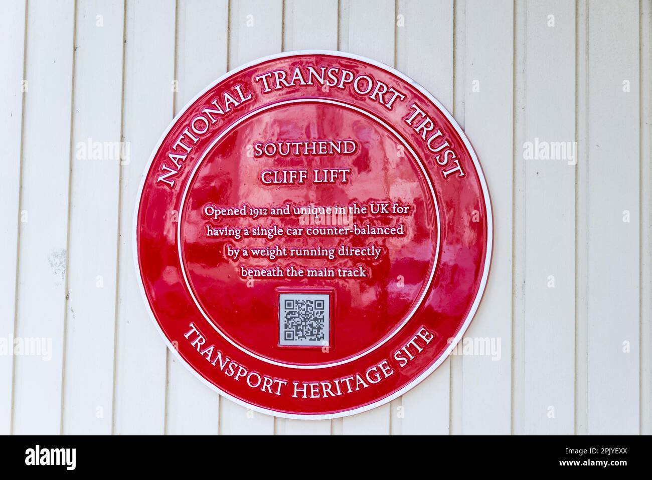 Southend Cliff Lift. Plakette auf dem Bahnhofsgebäude auf der Klippe, Southend on Sea, Essex, Großbritannien. National Transport Trust, Transport Heritage Site. Einzigartiger Lift Stockfoto