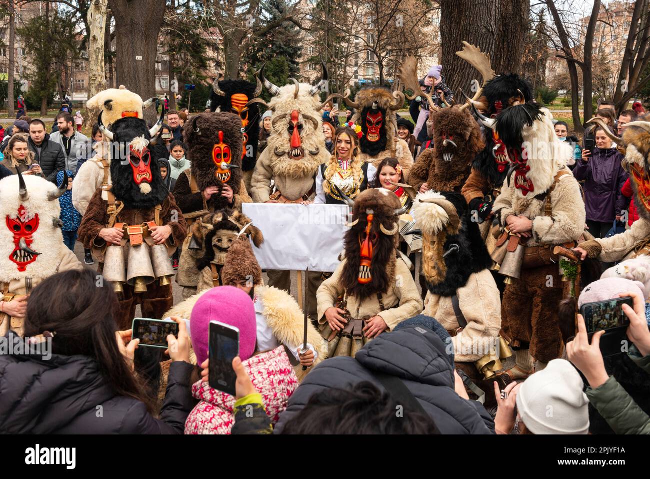 Eine Gruppe von Kukeri-Tänzern mit komplexen Kostümen und Monstermasken, die beim jährlichen Kukeri-Festival in Sofia, Bulgarien, Balkan, EU für die Öffentlichkeit posieren Stockfoto