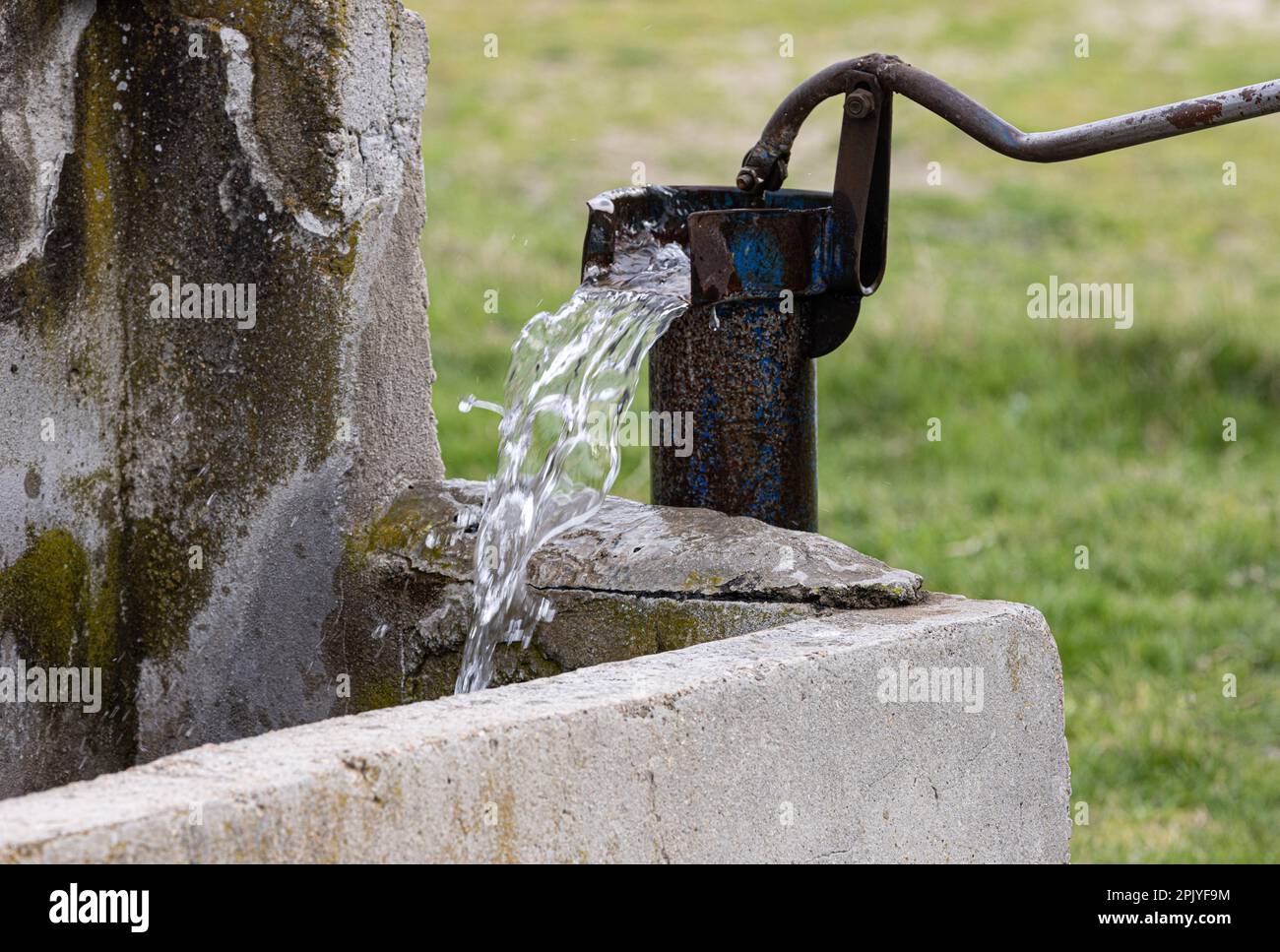 Eine alte Pumpe wurde verwendet, um Wasser aus dem Feld in der Türkei zu  extrahieren. Retro-Brunnenpumpe, alte manuelle Wasserpumpe (Hebel).  Gusseisenwasserpumpe im Vintage-Stil. 4K-Videoaufnahme Stockfotografie -  Alamy
