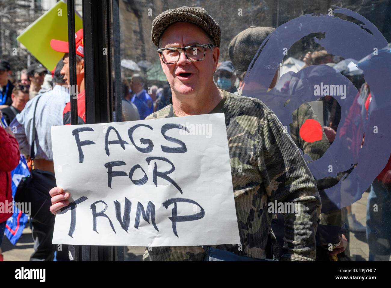 New York, USA. 4. April 2023. Ein homosexueller Unterstützer des ehemaligen US-Präsidenten Donald Trump protestiert außerhalb des New Yorker Strafgerichtshofs, während die Demonstranten auf Trumps Ankunft warten. Donald Trump wurde der erste ehemalige US-Präsident, der von einer Grand Jury angeklagt und den Behörden übergeben wurde, um sich strafrechtlich zu verantworten. Kredit: Enrique Shore/Alamy Live News Stockfoto