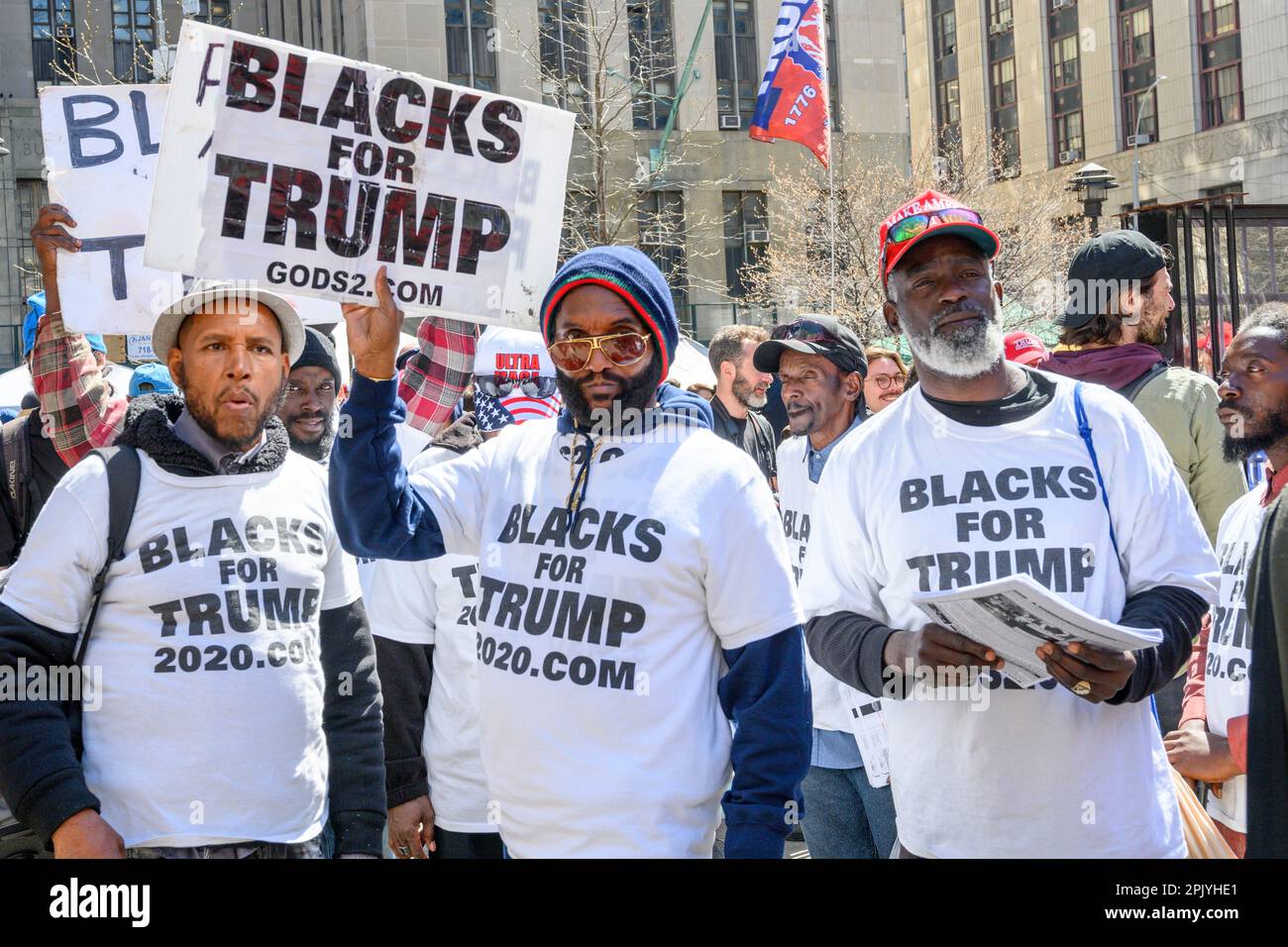 New York, USA. 4. April 2023. Unterstützer des ehemaligen US-Präsidenten Donald Trump vor dem New Yorker Strafgerichtshof, während sie auf Trumps Ankunft warten. Donald Trump wurde der erste ehemalige US-Präsident, der von einer Grand Jury angeklagt und den Behörden übergeben wurde, um sich strafrechtlich zu verantworten. Kredit: Enrique Shore/Alamy Live News Stockfoto