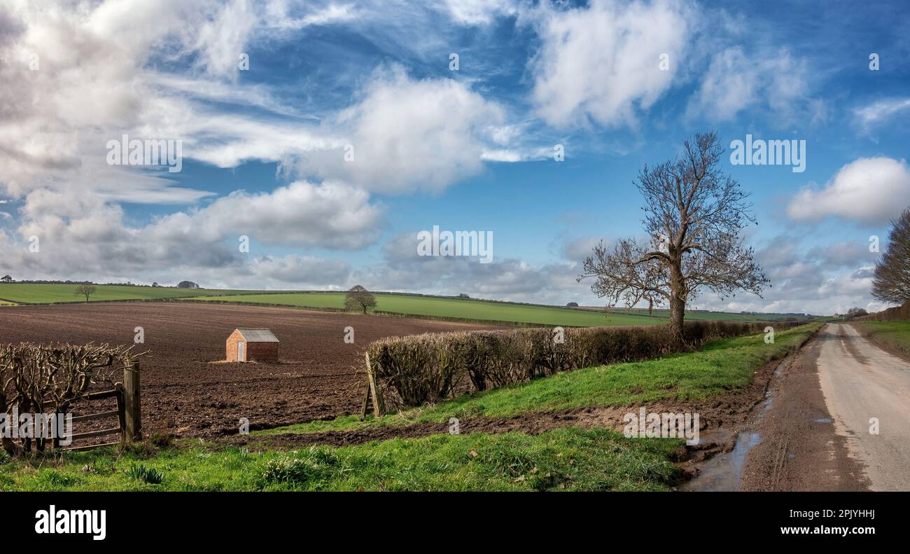 Wunderschöne ländliche Landschaft mit grünen und gepflügten Feldern in den Yorkshire Wolds. Kilham Road, Kilham, East Riding of Yorkshire, England, Großbritannien Stockfoto