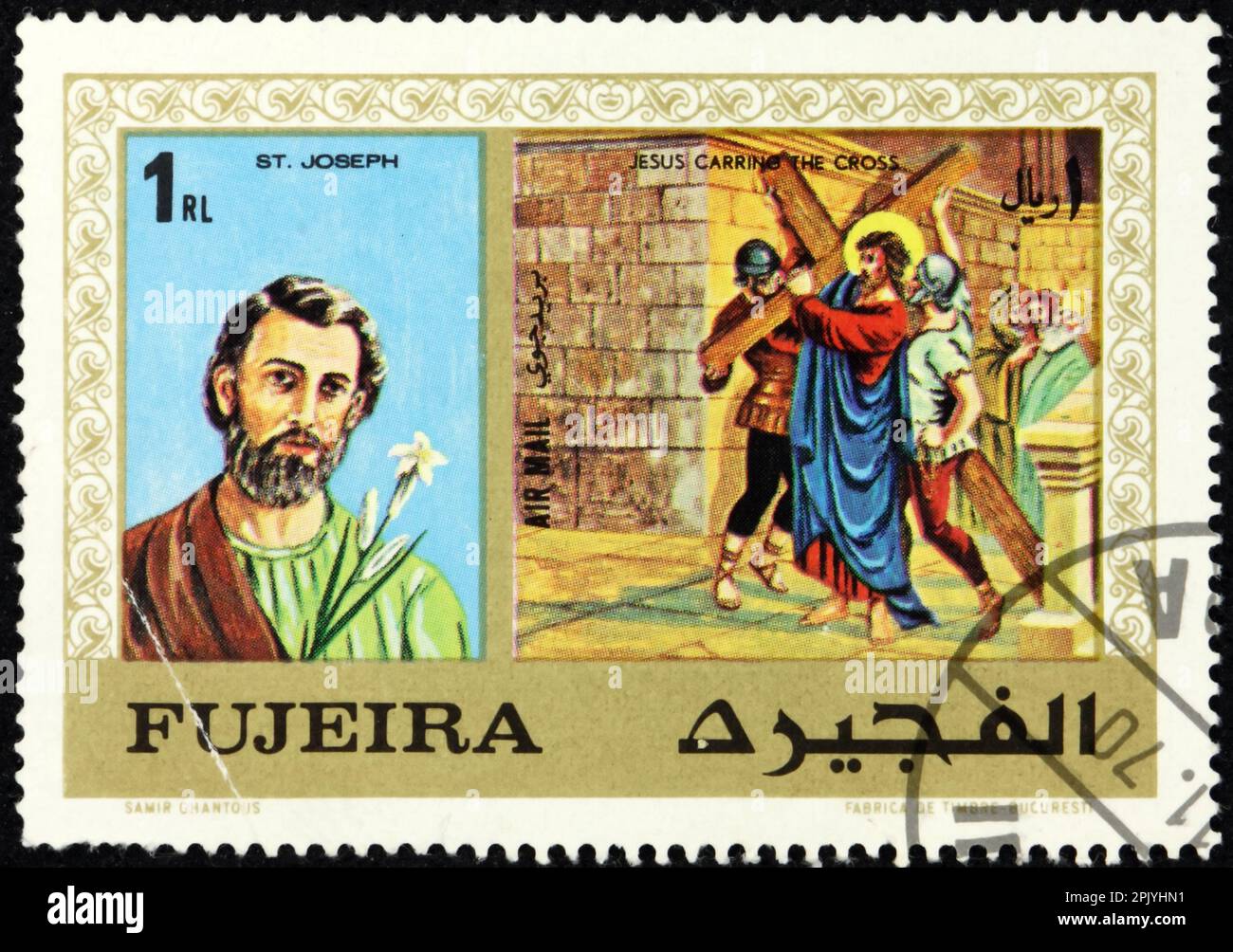 FUJEIRA - CIRCA 1970: Ein in Fujeira gedruckter Stempel zeigt, dass Jesus das Kreuz und St. trägt Joseph, Stationen des Kreuzes, Ostern, ca. 1970 Stockfoto