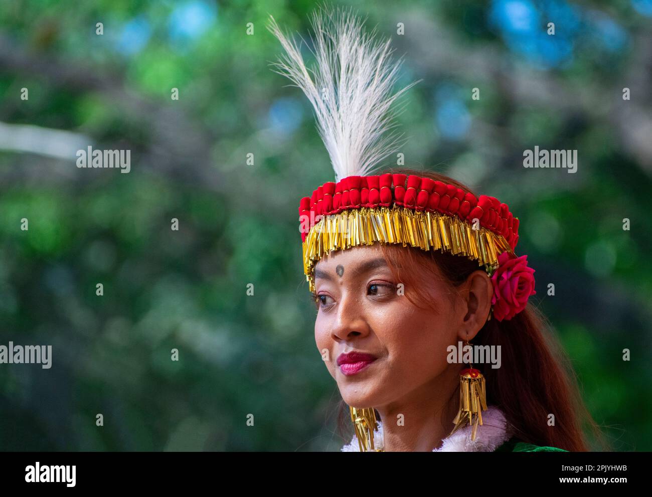 Das junge Mädchen führt am 4. April 2023 in Guwahati den Manipuri-Volkstanz Leima Jagoi auf. Leima Jagoi ist eine traditionelle Tanzform der Meitei. Stockfoto