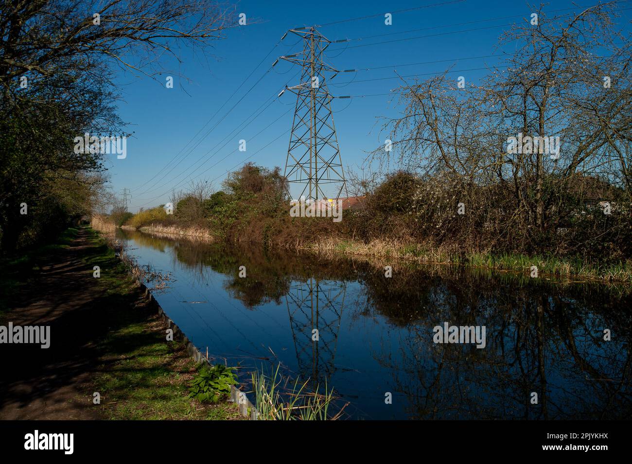 Slough, Berkshire, Großbritannien. Ein Strompylon neben dem Grand Union Canal in Slough, Berkshire. Analysten sagen jedoch voraus, dass die Strompreise später in diesem Jahr fallen könnten, während viele Haushalte immer noch damit zu kämpfen haben, ihre Strom- und Gasrechnungen zu bezahlen. Einige Versorgungsunternehmen beginnen nun wieder, variable Tarife anzubieten. Kredit: Maureen McLean/Alamy Stockfoto