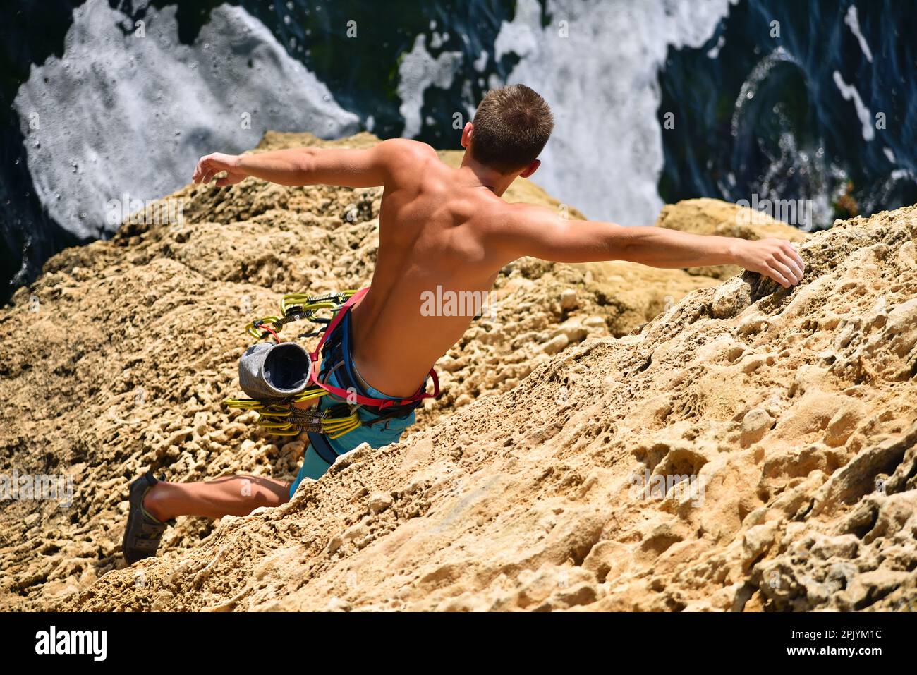 Extremer Kletterer, gefangen auf einem Felsen, Blick von oben Stockfoto