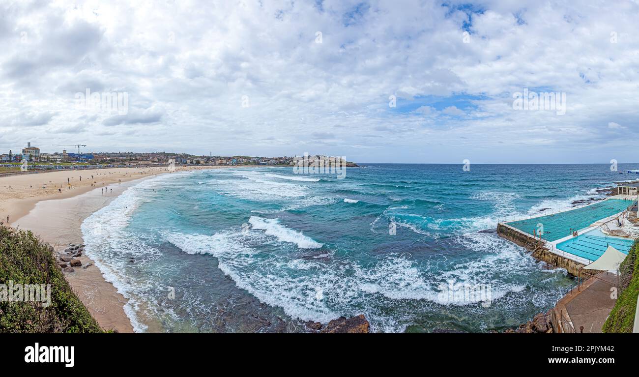 Panoramablick auf Bondi Beach in Sydney mit Swimmingpool tagsüber im Sommer Stockfoto