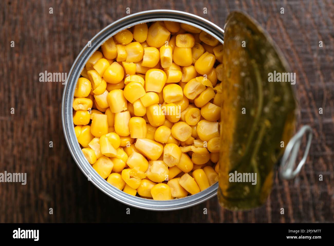 Ansicht von oben einer geöffneten Dose mit süßem Mais. Stockfoto