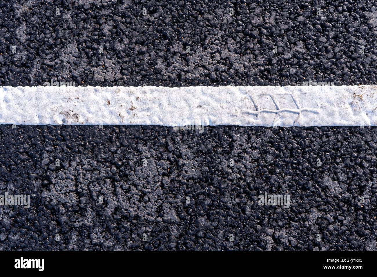 Die weiße Trennlinie auf der Straße. Straßenmarkierungen. Der Ort der Kreuzung der Straße, die