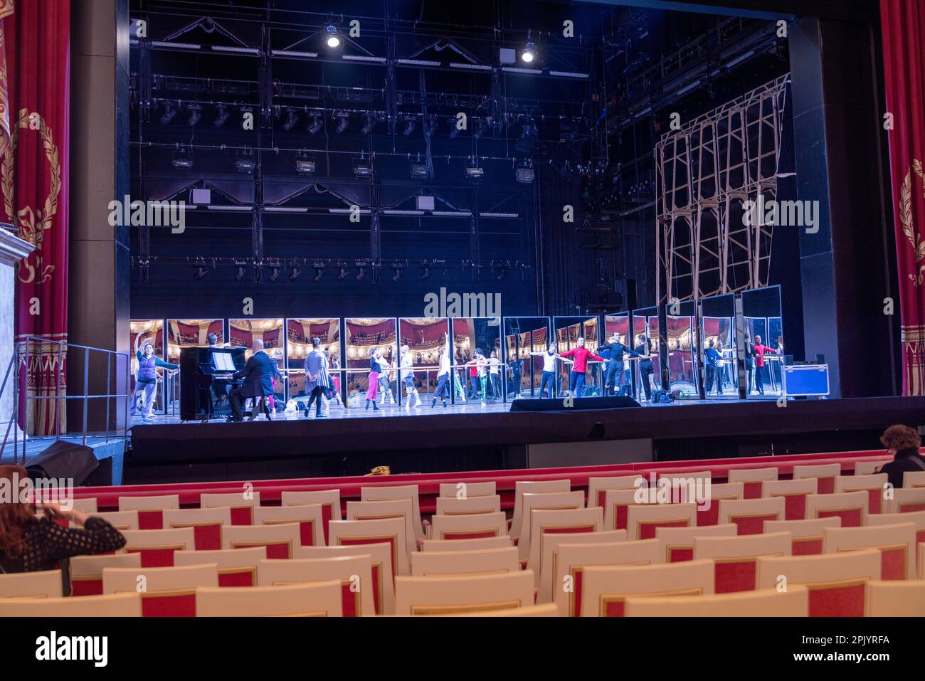 Probeszene vor dem Vorhang, Strauss, Ariadne auf Naxos, Bayerische Staatsoper, München, Deutschland Stockfoto