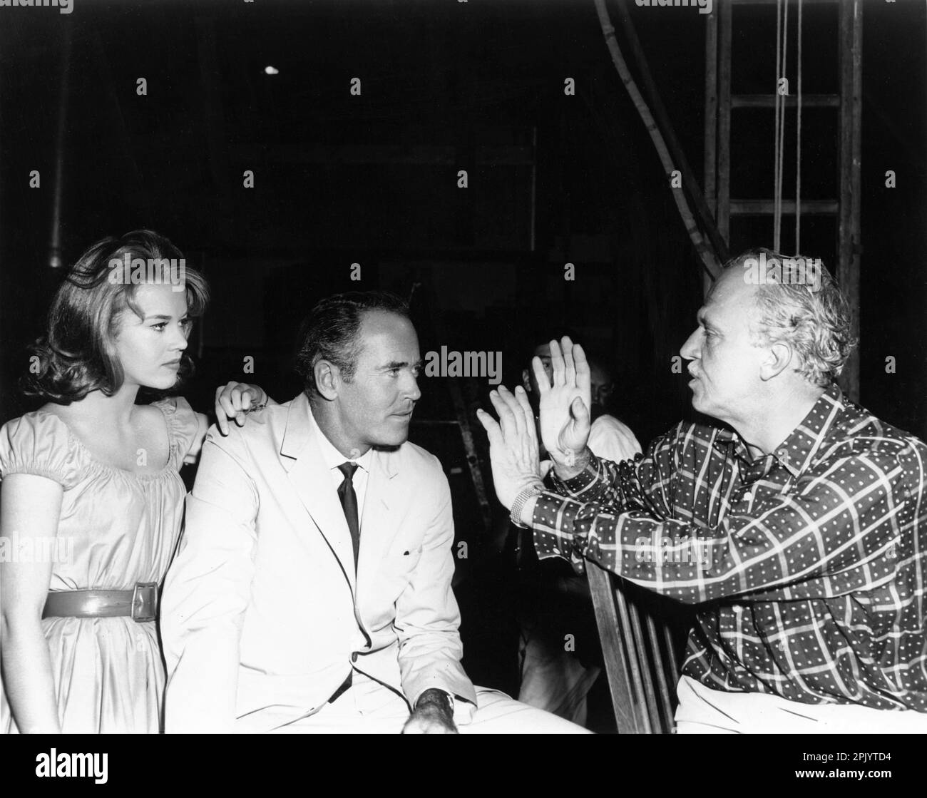 JANE FONDA setzte Besucher HENRY FONDA und Regisseur JOSHUA LOGAN auf Set Candid während der Dreharbeiten von TALL STORY 1960 Regisseur/Produzent JOSHUA LOGAN Mansfield Productions/Warner Bros Stockfoto