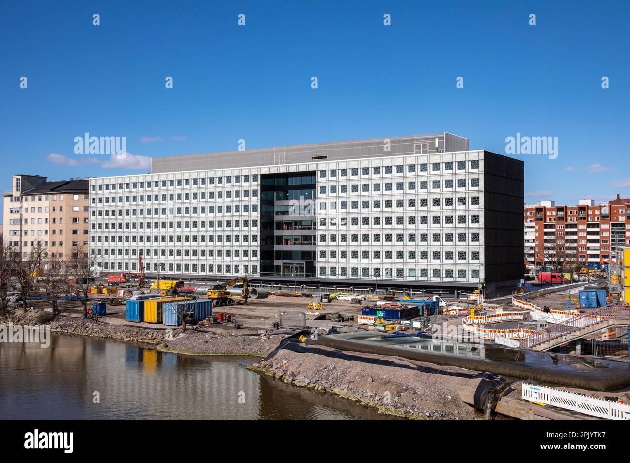 Opetushallitus oder das finnische Büro der Nationalen Agentur für Bildung vor klarem blauen Himmel im Bezirk Hakaniemi in Helsinki, Finnland Stockfoto