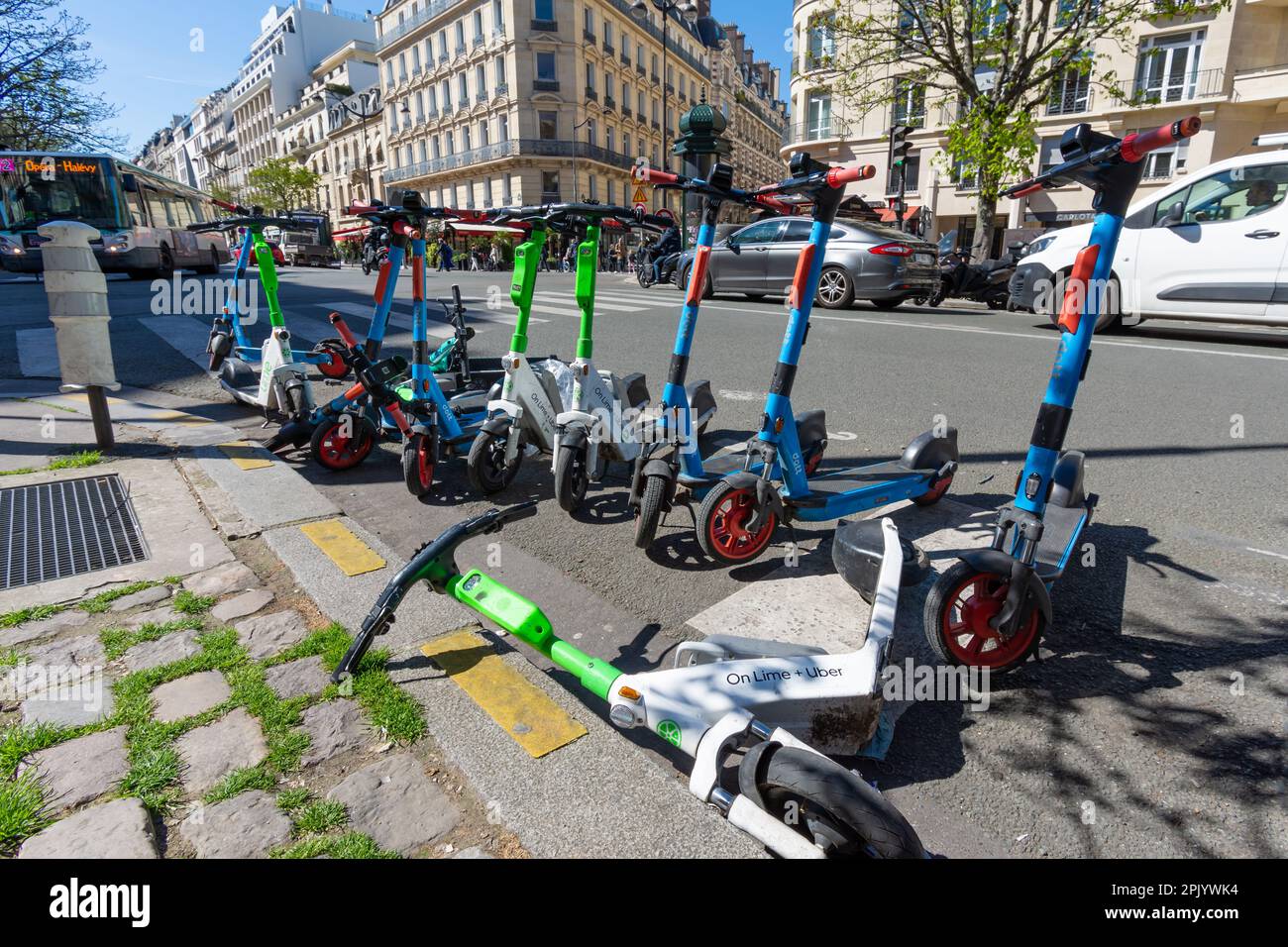 Leihwagen von verschiedenen Firmen, die am Straßenrand im Pariser Stadtteil Champs-Elysees parken, können gemietet werden Stockfoto