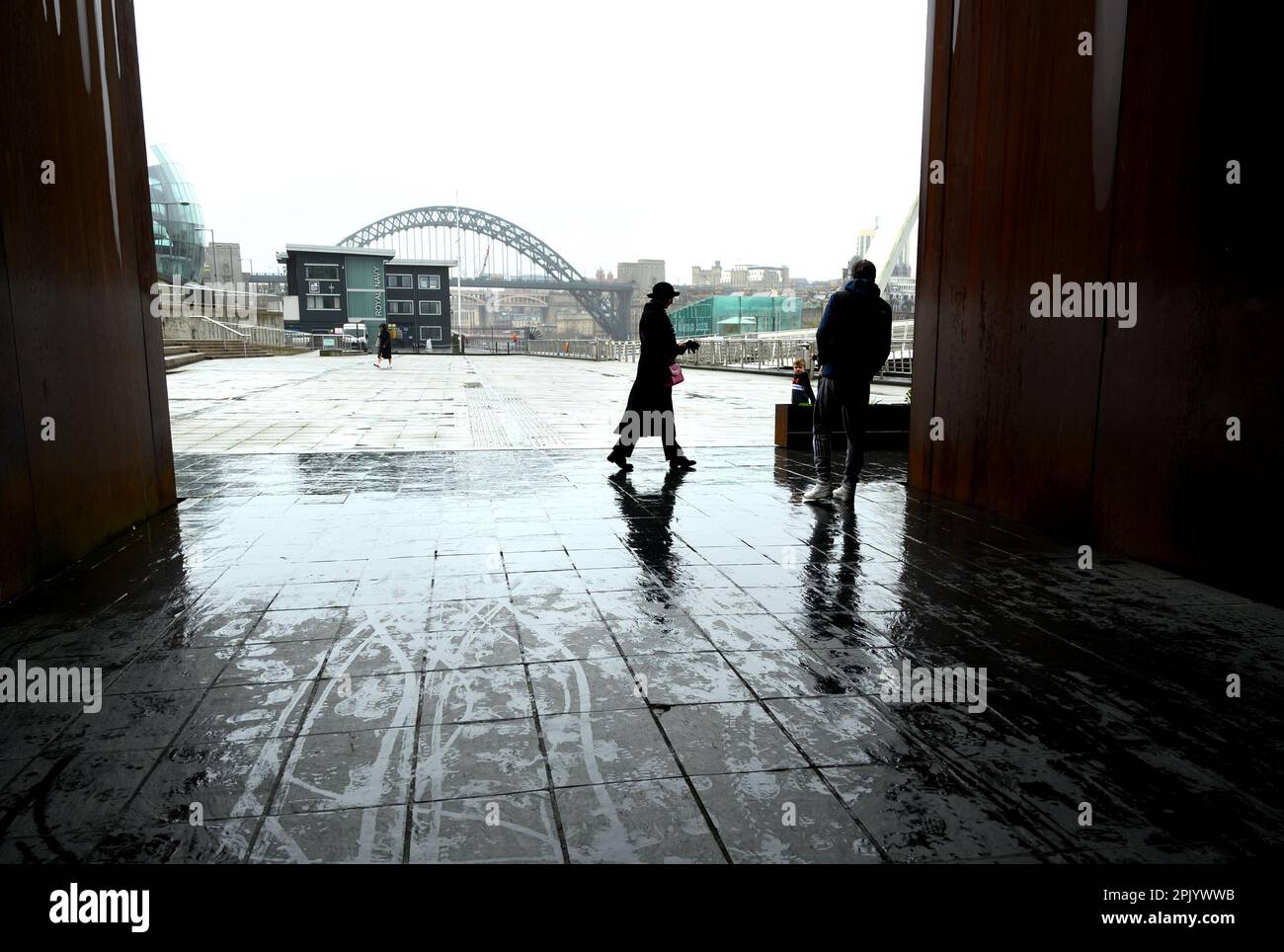 Gateshead, Tyne and Wear, England, Großbritannien. Baltic Centre for Contemporary Art - an einem regnerischen Tag durch den Ausgang blicken Stockfoto