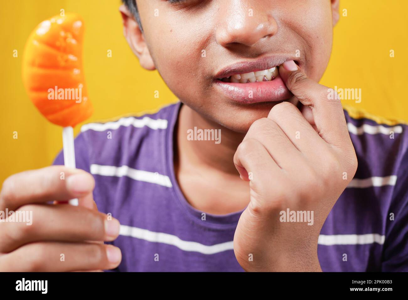 Teenager mit empfindlichen Zähnen Stockfoto