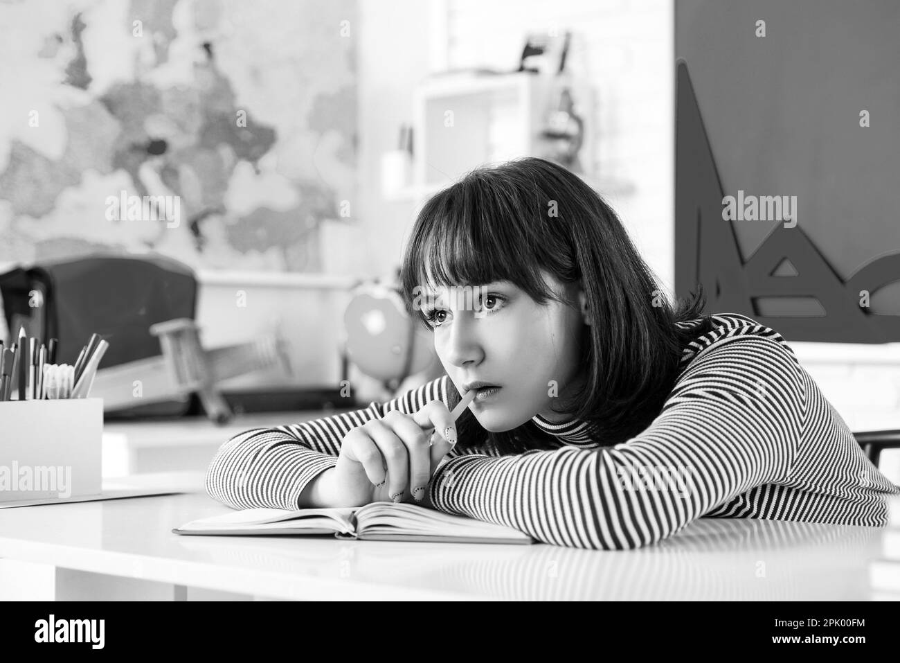 Teenager, die den Schultest im Klassenzimmer bestanden hat. Schülerin. Stockfoto
