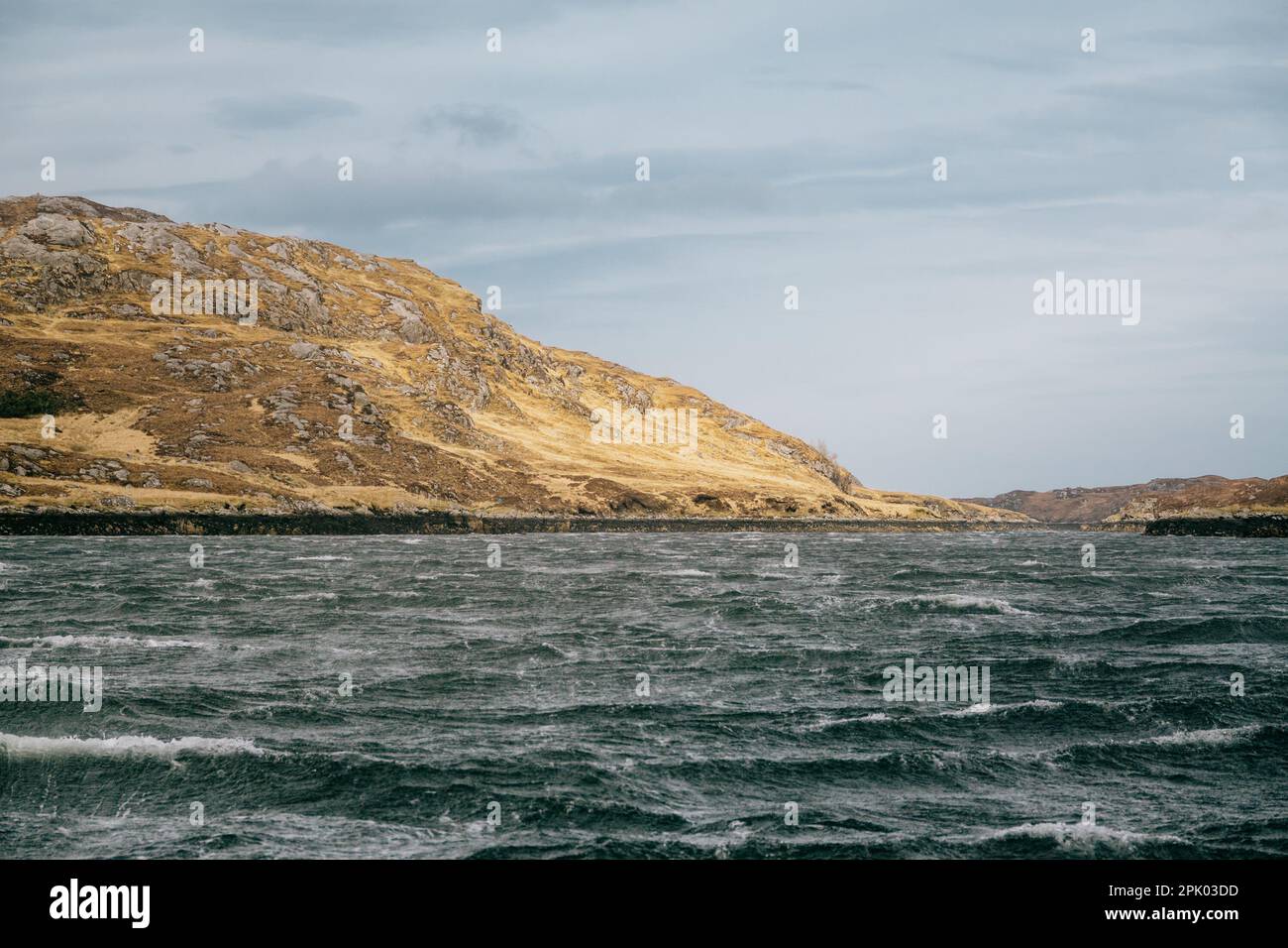 Wunderschöne Landschaft mit Blick auf Loch Rog auf der Isle of Lewis vom Boot aus. Schottische Küstenszene. Hochwertiges Foto Stockfoto