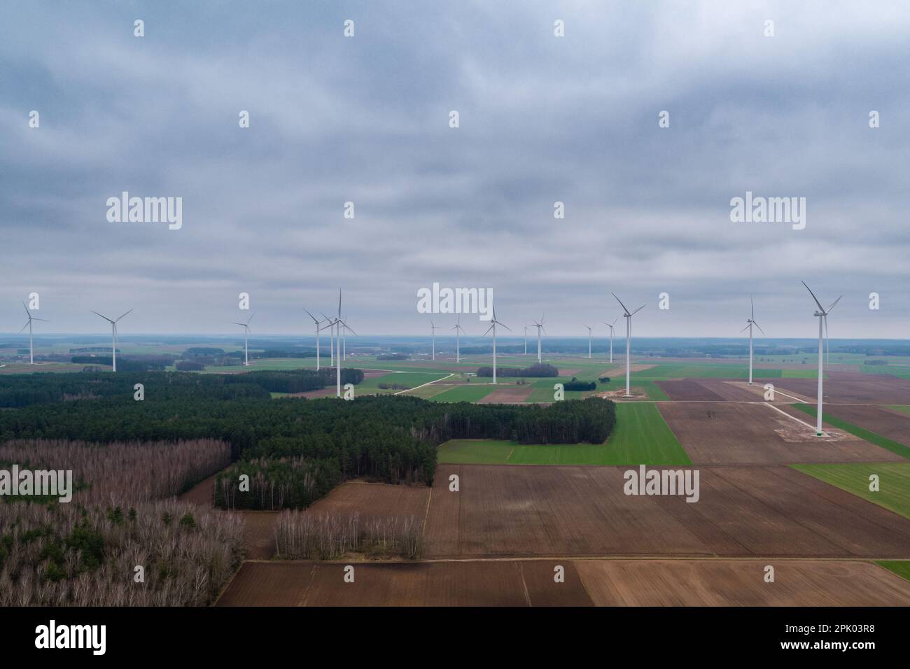 Windmühlen-Farm unter bewölktem Himmel Stockfoto