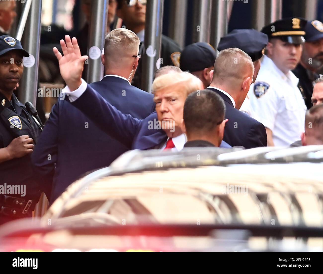 Der ehemalige US-Präsident Donald J. Trump trifft am Dienstag, den 4. April 2023, zur Anklageerhebung im Manhattan Criminal Courthouse in New York, New York ein. Kredit: John Roca - CNP /MediaPunch Stockfoto