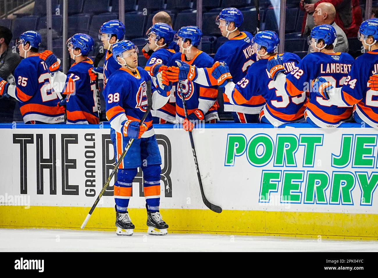 Bridgeport, Connecticut, USA. 4. April 2023. Bridgeport Islanders Paul Thompson (38) feiert mit seinem Team, nachdem er während eines Spiels der American Hockey League gegen die Springfield Thunderbirds in der Total Mortgage Arena in Bridgeport, Connecticut, ein Tor geschossen hat. Rusty Jones/Cal Sport Media(Kreditbild: © Rusty Jones/Cal Sport Media). Kredit: csm/Alamy Live News Stockfoto