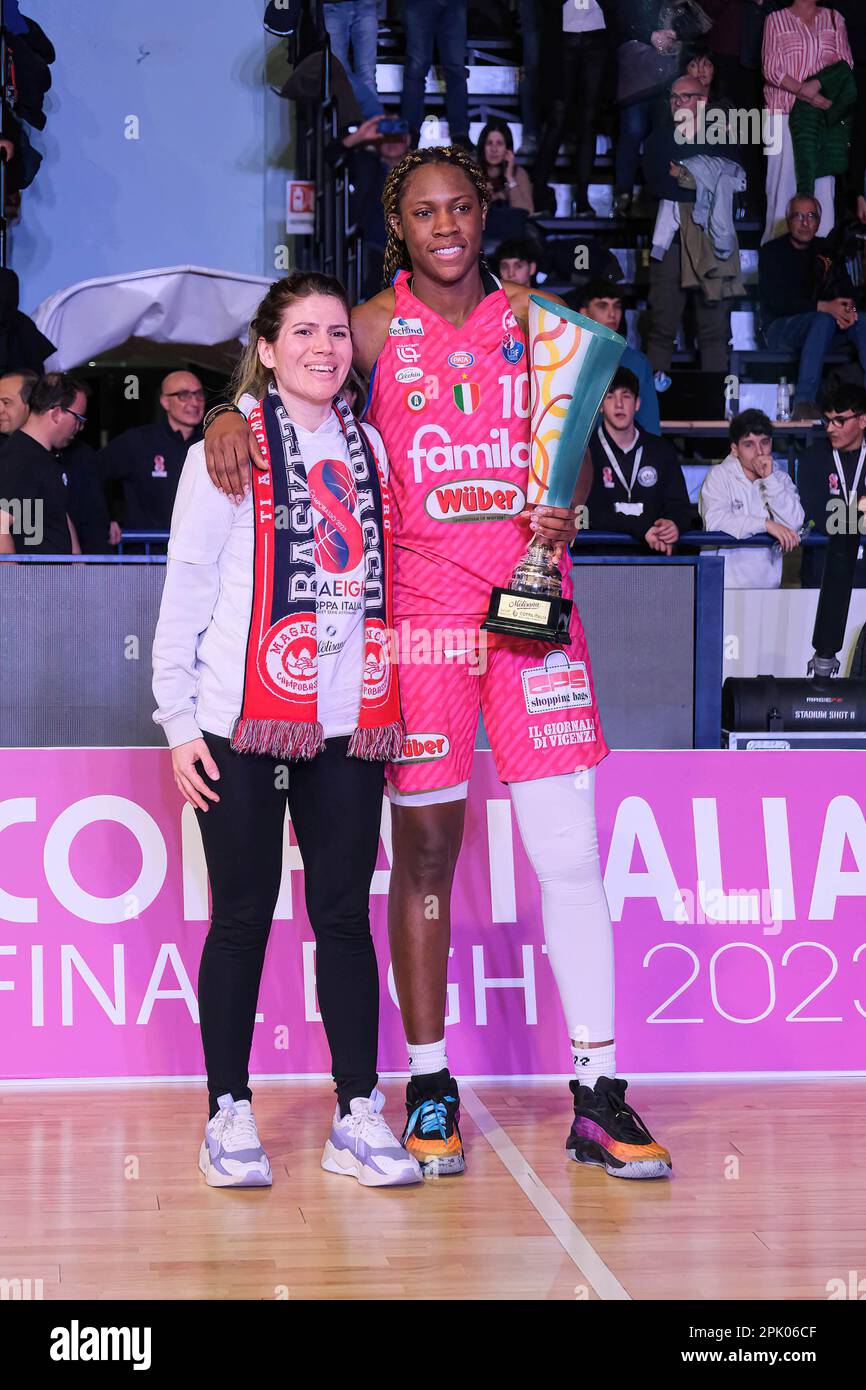 Rhyne Howard von Famila Wuber Schio (R) posiert für ein Foto, nachdem er den MVP während des Women's Final Acht des italienischen Pokals 2023 erhalten hat. Das Famila Wuber Schio Team besiegte das Umana Reyer Venezia Team mit einem Ergebnis von 73:62 und gewann damit den italienischen Pokal 2023. Stockfoto