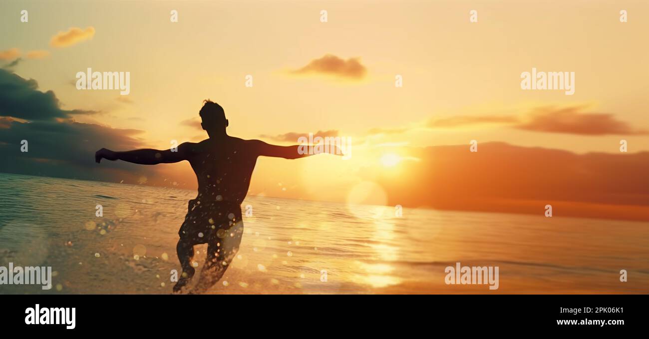 Ein glücklicher junger Mann, der bei Sonnenuntergang in das tropische Meer springt, als Bild eines glücklichen Lebens auf einer Reise. Sonnenuntergang über tropischem Strand und spritzendem Wasser dro Stockfoto