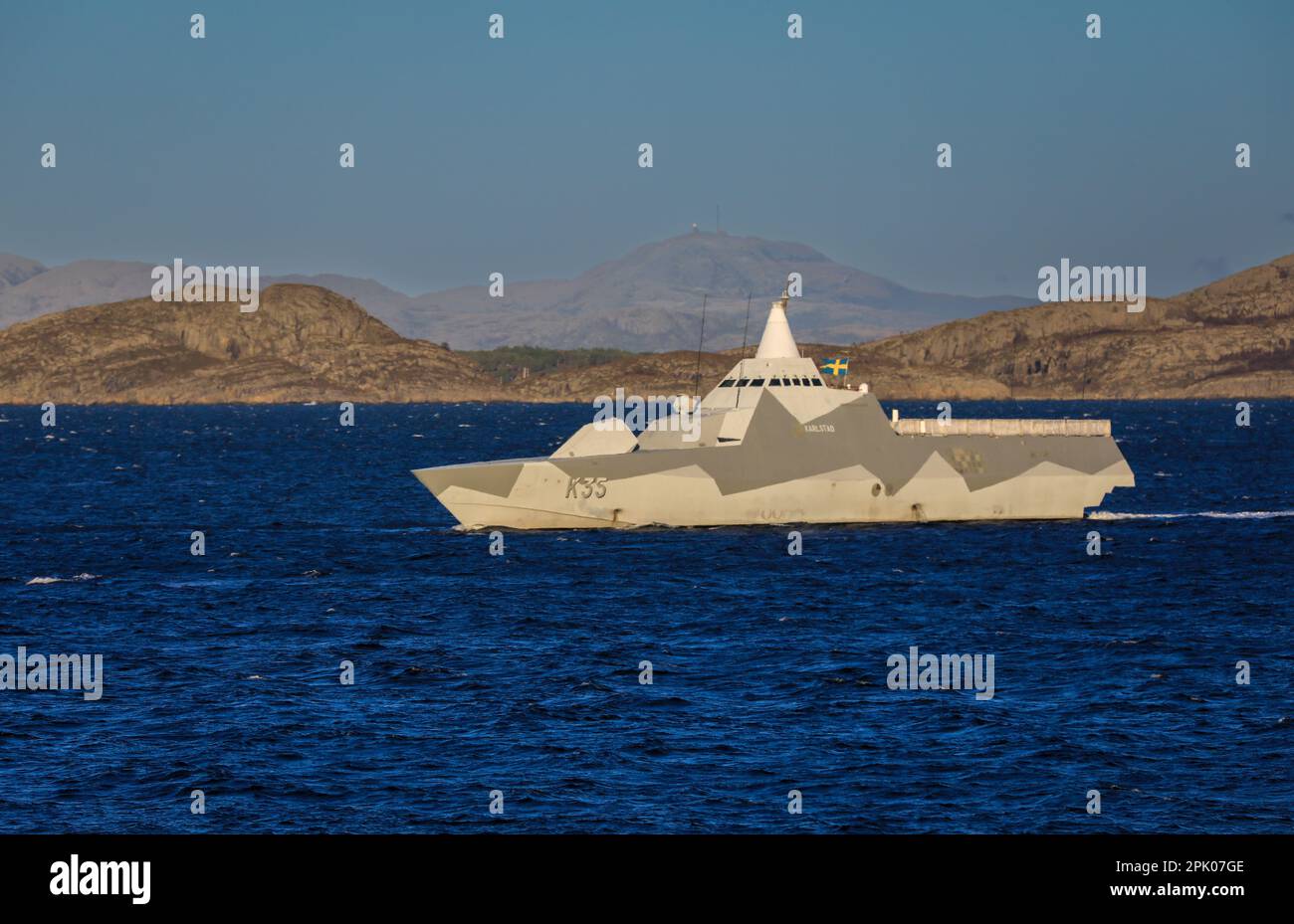 Corvette HSwMS Karlstad (K35) der schwedischen Marine in norwegischen Gewässern während NATO-Übungen Stockfoto