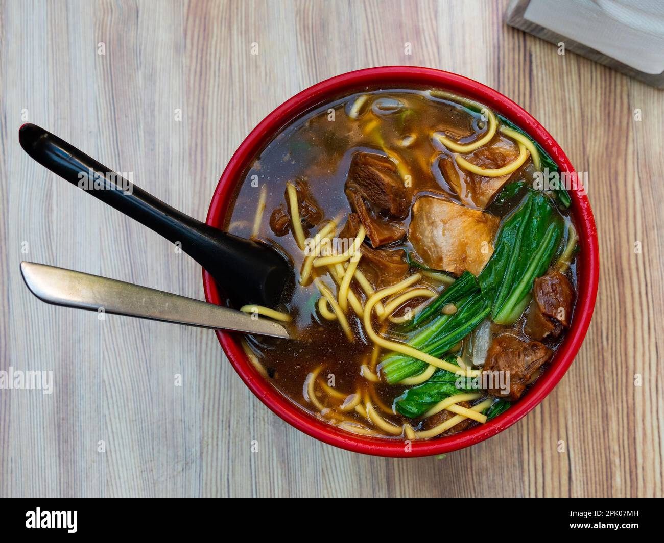 Rindfleisch Suppe mit Nudeln Stockfoto