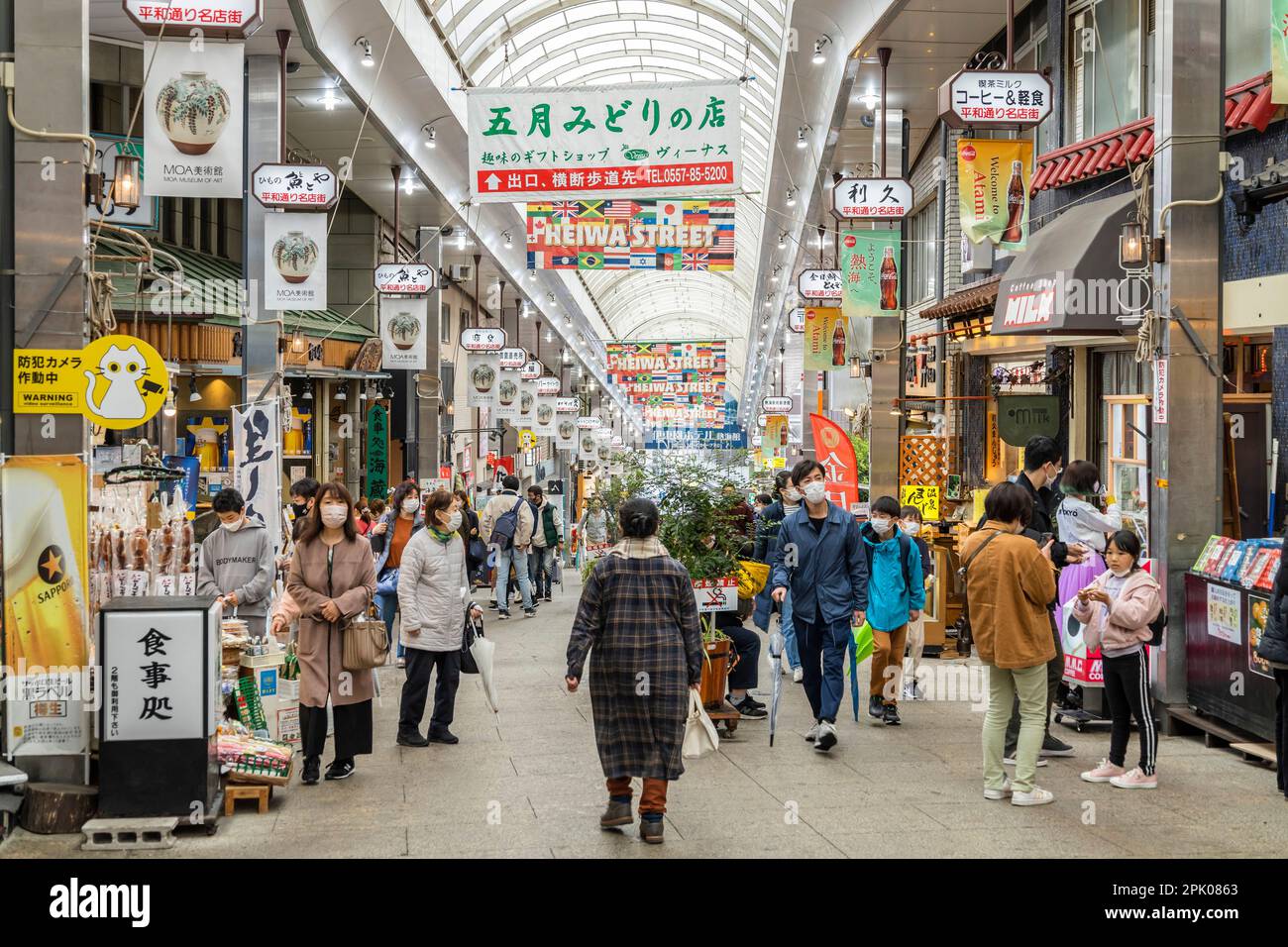 Arkade der alten „Nakamise“-Straße, am Atami-Bahnhof, Atami-Stadt, Shizuoka, Japan, Ostasien, Asien Stockfoto