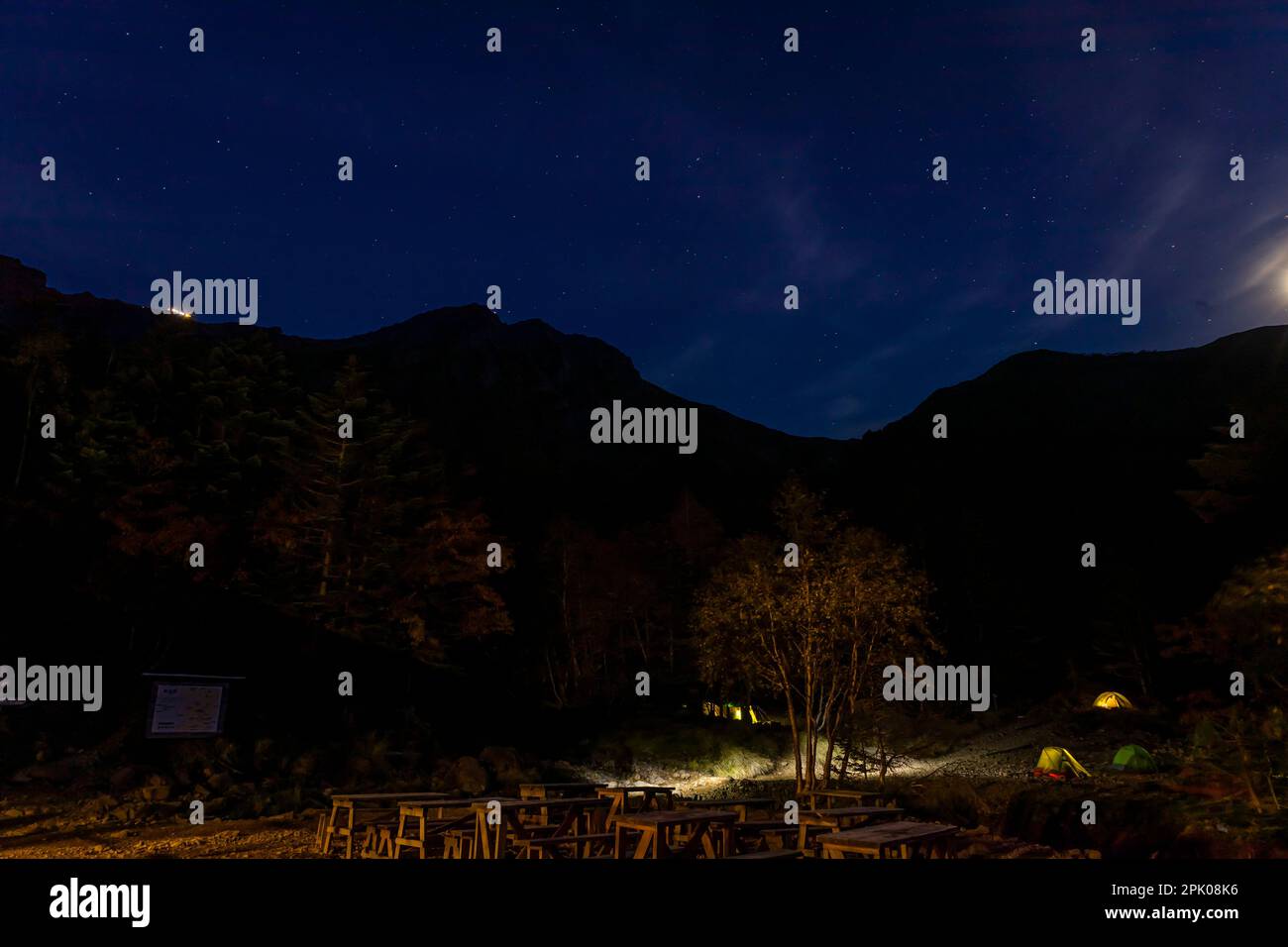 Yatsugatake Gebirgskette, Nachtszene von Gyojagoya (Gyoja Cottage), Nagano, Japan, Ostasien, Asien Stockfoto