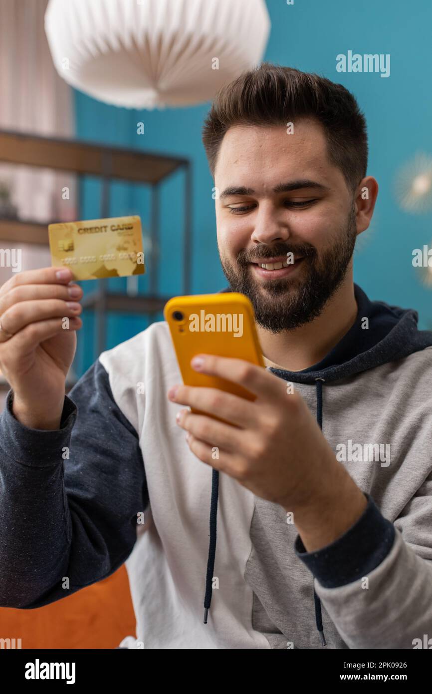 Ein Weißer Mann Der Beim Geldtransfer Eine Kreditkarte Und Ein Smartphone Verwendet Kauft Im