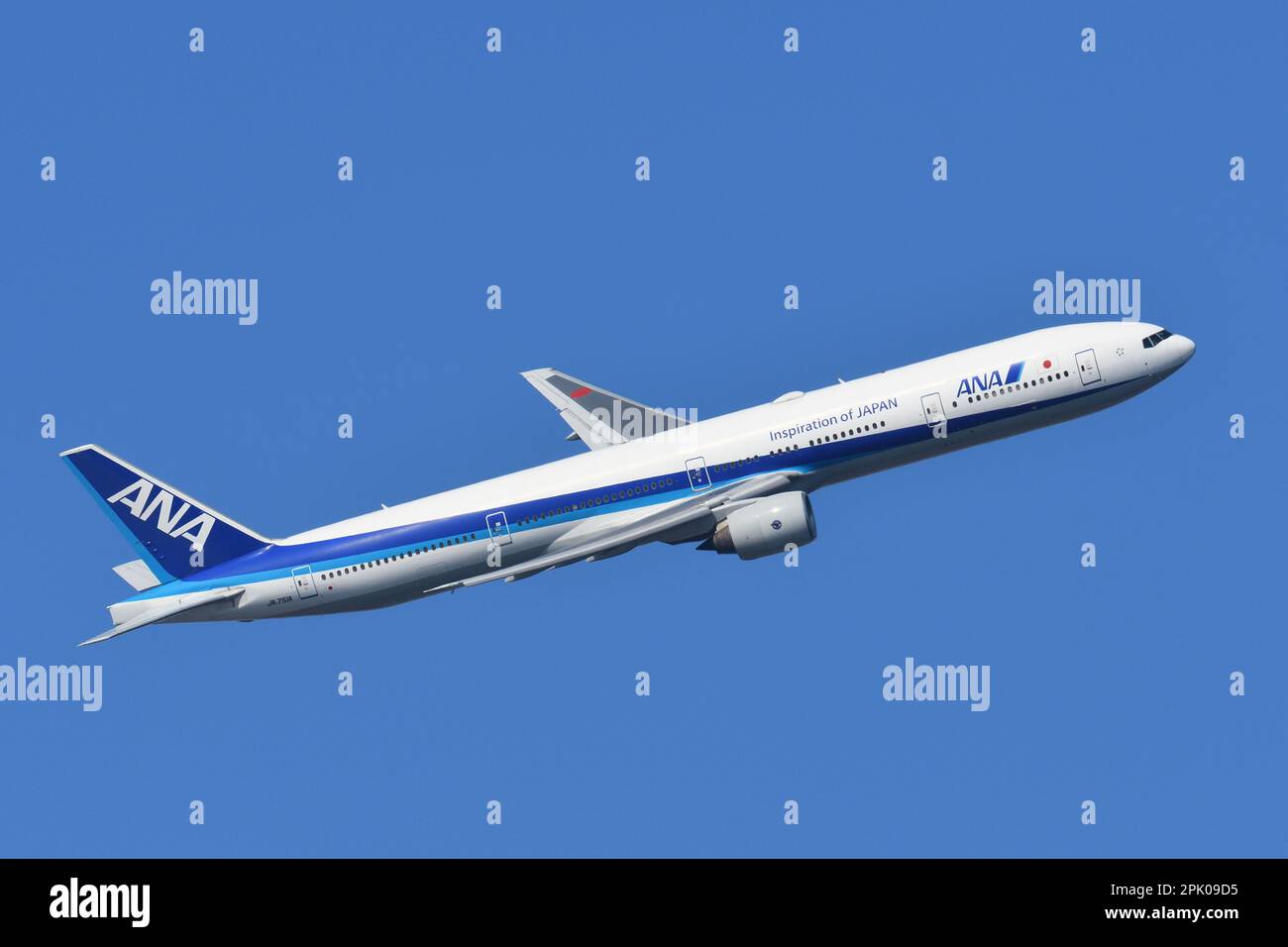 Tokio, Japan - 19. März 2023: Alle Nippon Airways (ANA) Boeing B777-300 (JA751A) Passagierflugzeuge. Stockfoto
