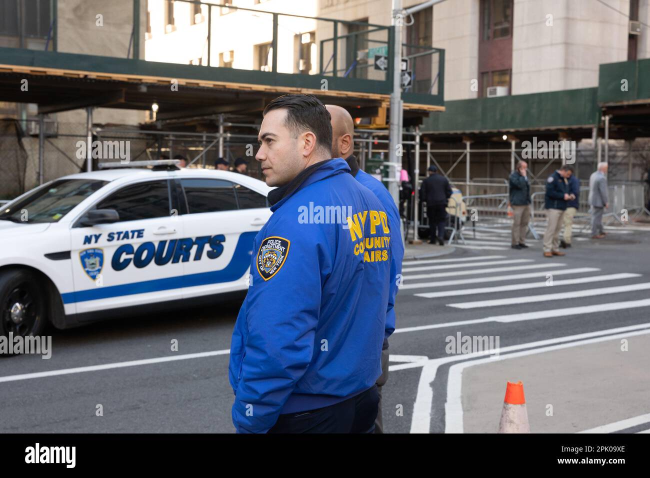 4. April 2023: Beamte des New Yorker Gerichts vor dem Gericht, wo der ehemalige Präsident Trump vorhin angeklagt wurde. Trump musste sich 34 Anklagen wegen Betrugs stellen und plädieren auf nicht schuldig. (Kreditbild: © Brian Branch Price/ZUMA Press Wire) NUR REDAKTIONELLE VERWENDUNG! Nicht für den kommerziellen GEBRAUCH! Stockfoto