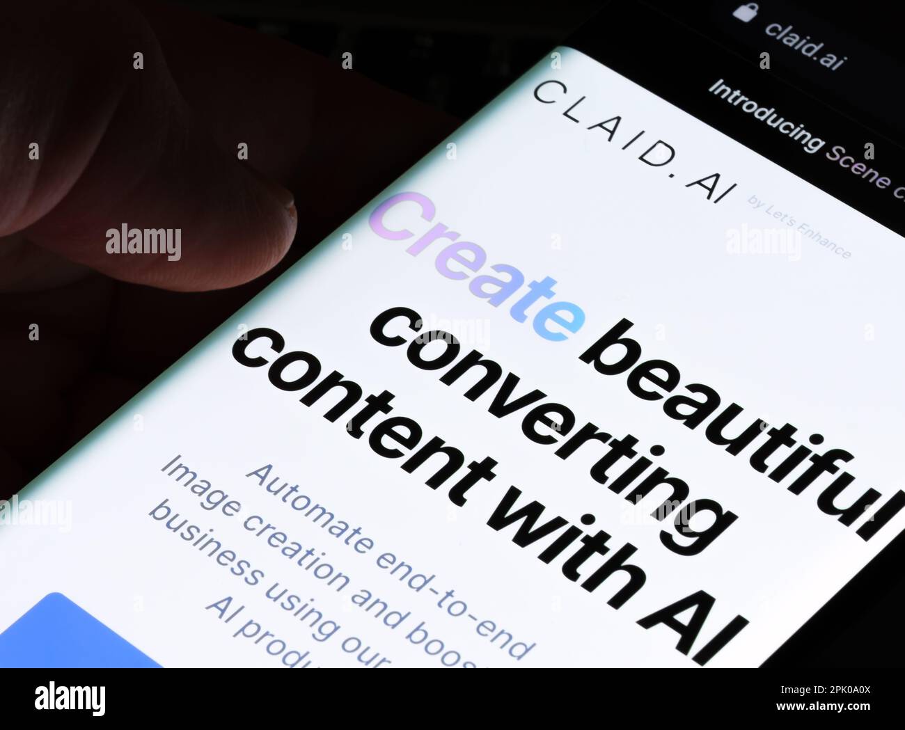 Claid.AI-Plattform auf dem Bildschirm des Smartphones. Claid AI ist ein KI-basiertes Tool für die Bearbeitung von Produktfotos. Stafford, Großbritannien, 3. April 2023 Stockfoto