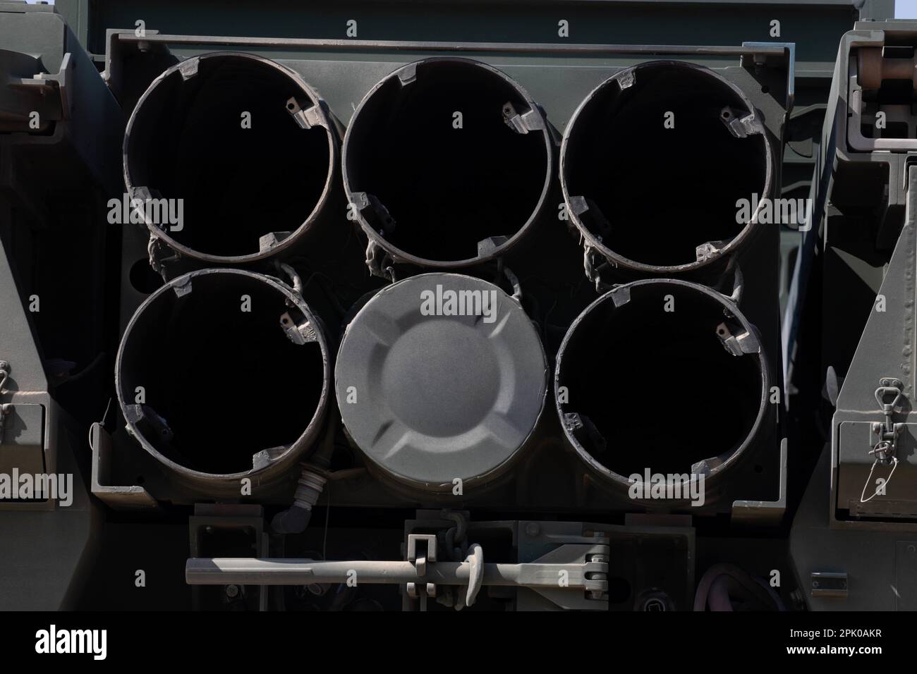 Soldaten der Task Force Spartan führen während der Übung Juniper Oak eine kombinierte Feuermission mit Soldaten der israelischen Verteidigungskräfte durch. Die Soldaten des 2. Bataillons, des 130. Artillerie-Regiments, feuerten ihr High Mobility Artillery-Raketensystem als Teil der kombinierten Truppenmission innerhalb des Übungsszenarios ab. (USA Armeefoto von SPC. David Campos-Contreras) Stockfoto