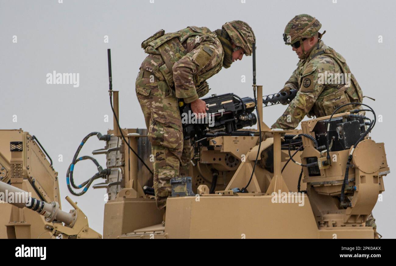 Soldaten der Task Force Spartan bereiten ihr Mobile Low, Slow, Small Unmanned Aerial Vehicle Integrated Defense System (M-LIDS) für die nächste Trainingsphase am 28. Dezember 2022 in Camp Buehring, Kuwait, vor. Die Soldaten trainierten auf dem Waffensystem M-LIDS, das entwickelt wurde, um feindliche Drohnen oder andere unbemannte Luftfahrzeuge (USA) anzugreifen und zu deaktivieren oder zu zerstören Armeefoto von Sergeant Gabriel Washington) Stockfoto