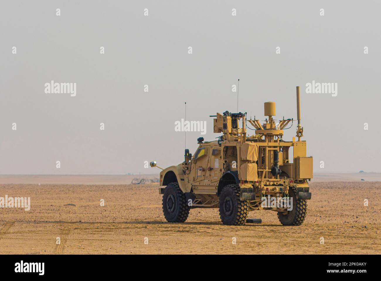 Soldaten der Task Force Spartan führen am 28. Dezember 2022 eine mobile, langsame, kleine, unbemannte Flugzeuge mit integriertem Verteidigungssystem (M-LIDS) in Camp Buehring, Kuwait, durch. Die Soldaten trainierten auf dem Waffensystem M-LIDS, das entwickelt wurde, um feindliche Drohnen oder andere unbemannte Luftfahrzeuge (USA) anzugreifen und zu deaktivieren oder zu zerstören Armeefoto von Sergeant Gabriel Washington) Stockfoto