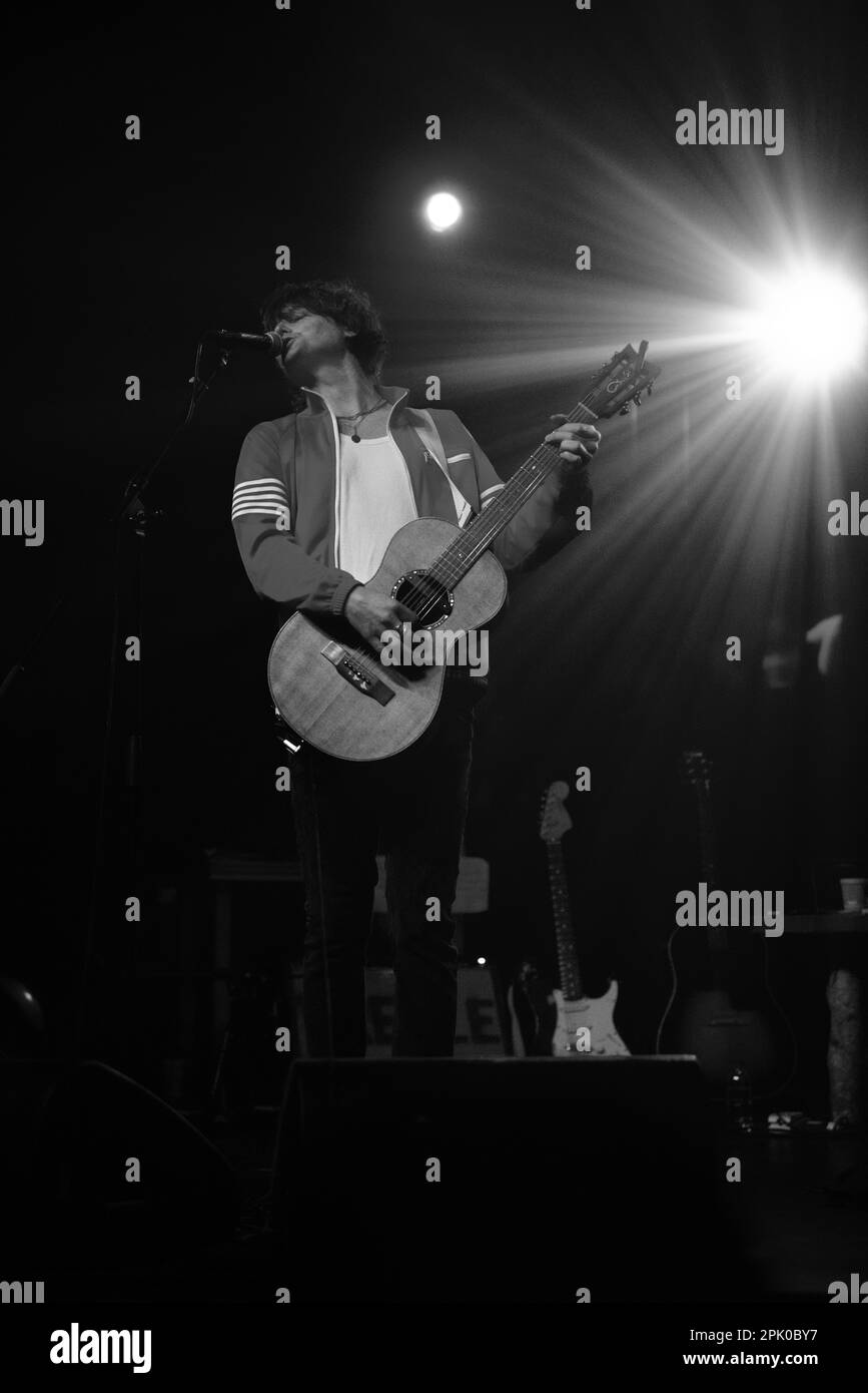 Walisischer Künstler Jack Jones, der ein Solo-Akustikset im Metropol in Berlin darstellte, während er Peter Doherty auf der gegrillten Songbook Tour 2023 unterstützte. Stockfoto