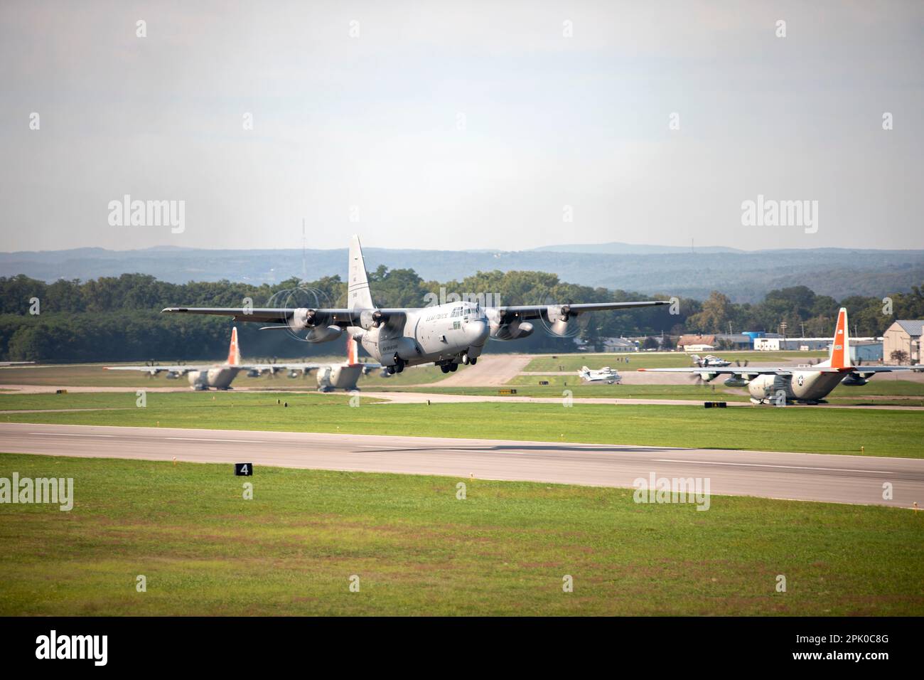 Am 10. 2022. September führte neun LC130s mit dem 109. Airlift Wing den ersten Elefantenspaziergang durch. Ein Elephant Walk ist ein Begriff der US-Luftwaffe für das Rollen von Militärflugzeugen in enger Formation; wird häufig verwendet, um Luftstrom durch den schnellen Einsatz mehrerer Flugzeuge auf einmal zu projizieren. (USA Air National Guard Foto von Staff Sgt. Amber Mullen) Stockfoto