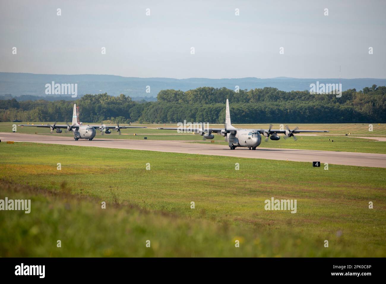 Am 10. 2022. September führte neun LC130s mit dem 109. Airlift Wing den ersten Elefantenspaziergang durch. Ein Elephant Walk ist ein Begriff der US-Luftwaffe für das Rollen von Militärflugzeugen in enger Formation; wird häufig verwendet, um Luftstrom durch den schnellen Einsatz mehrerer Flugzeuge auf einmal zu projizieren. (USA Air National Guard Foto von Staff Sgt. Amber Mullen) Stockfoto