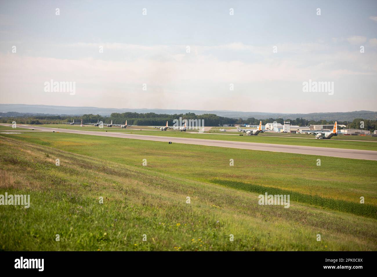 Am 10. 2022. September führte neun LC130s mit dem 109. Airlift Wing den ersten Elefantenspaziergang durch. Ein Elephant Walk ist ein Begriff der US-Luftwaffe für das Rollen von Militärflugzeugen in enger Formation; wird häufig verwendet, um Luftstrom durch den schnellen Einsatz mehrerer Flugzeuge auf einmal zu projizieren. (USA Air National Guard Foto von Staff Sgt. Amber Mullen) Stockfoto