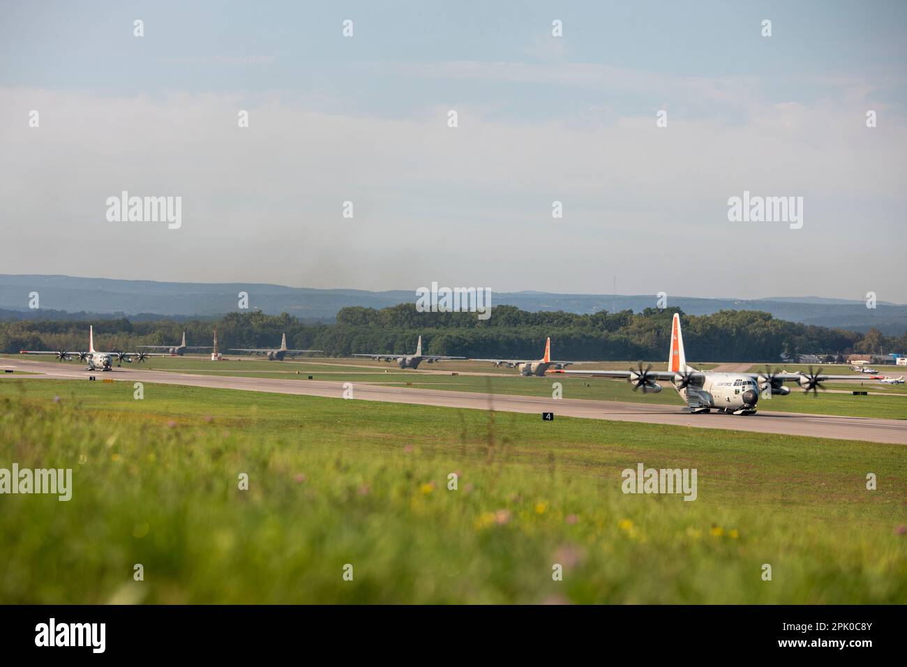 Am 10. 2022. September führte neun LC130s mit dem 109. Airlift Wing den ersten Elefantenspaziergang durch. Ein Elephant Walk ist ein Begriff der US-Luftwaffe für das Rollen von Militärflugzeugen in enger Formation; wird häufig verwendet, um Luftstrom durch den schnellen Einsatz mehrerer Flugzeuge auf einmal zu projizieren. (USA Air National Guard Foto von Staff Sgt. Amber Mullen) Stockfoto