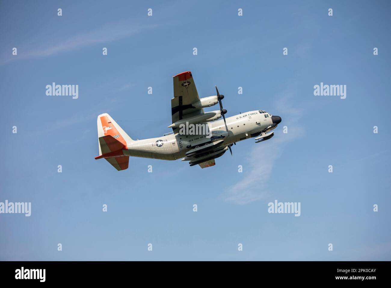 Am 10. 2022. September führte neun LC130s mit dem 109. Airlift Wing den ersten Elefantenspaziergang durch. Ein Elephant Walk ist ein Begriff der US-Luftwaffe für das Rollen von Militärflugzeugen in enger Formation; wird häufig verwendet, um Luftstrom durch den schnellen Einsatz mehrerer Flugzeuge auf einmal zu projizieren. (USA Air National Guard Foto von Staff Sgt. Amber Mullen) Stockfoto