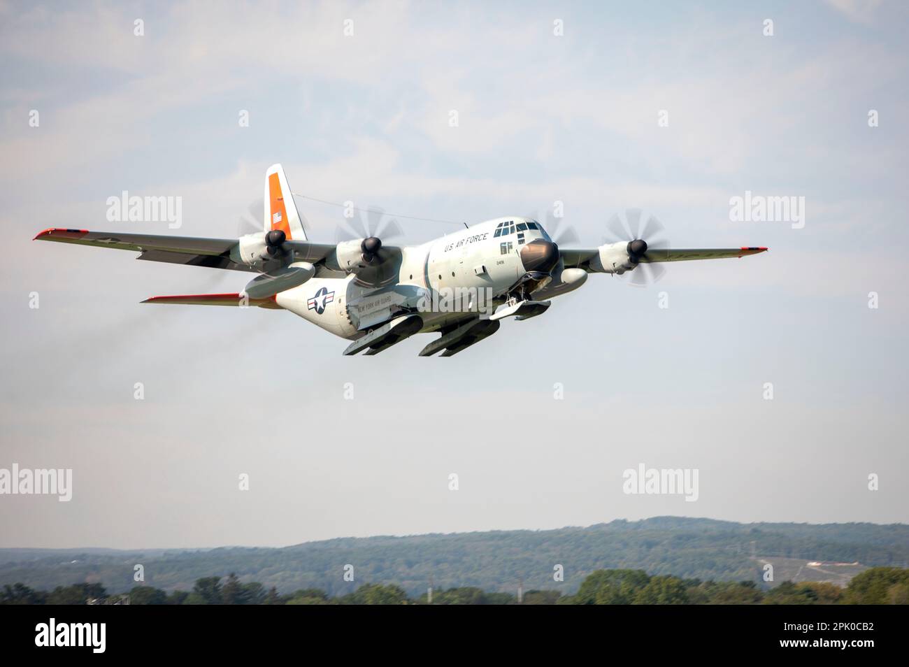 Am 10. 2022. September führte neun LC130s mit dem 109. Airlift Wing den ersten Elefantenspaziergang durch. Ein Elephant Walk ist ein Begriff der US-Luftwaffe für das Rollen von Militärflugzeugen in enger Formation; wird häufig verwendet, um Luftstrom durch den schnellen Einsatz mehrerer Flugzeuge auf einmal zu projizieren. (USA Air National Guard Foto von Staff Sgt. Amber Mullen) Stockfoto