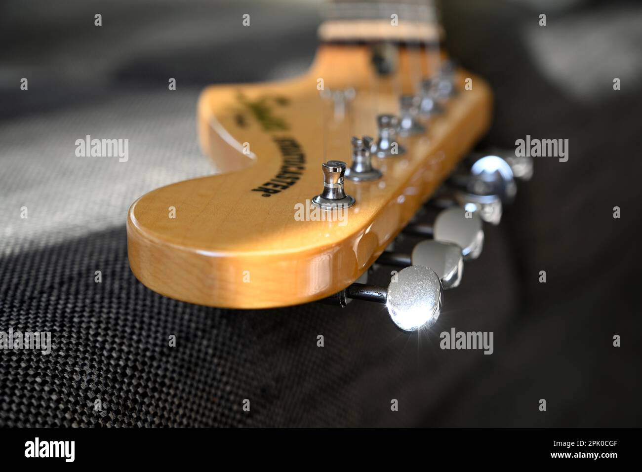 Christchurch, Neuseeland - 02. April 2023: Stratocaster Fender Electric Guitar Head Stock Closeup 1 Stockfoto