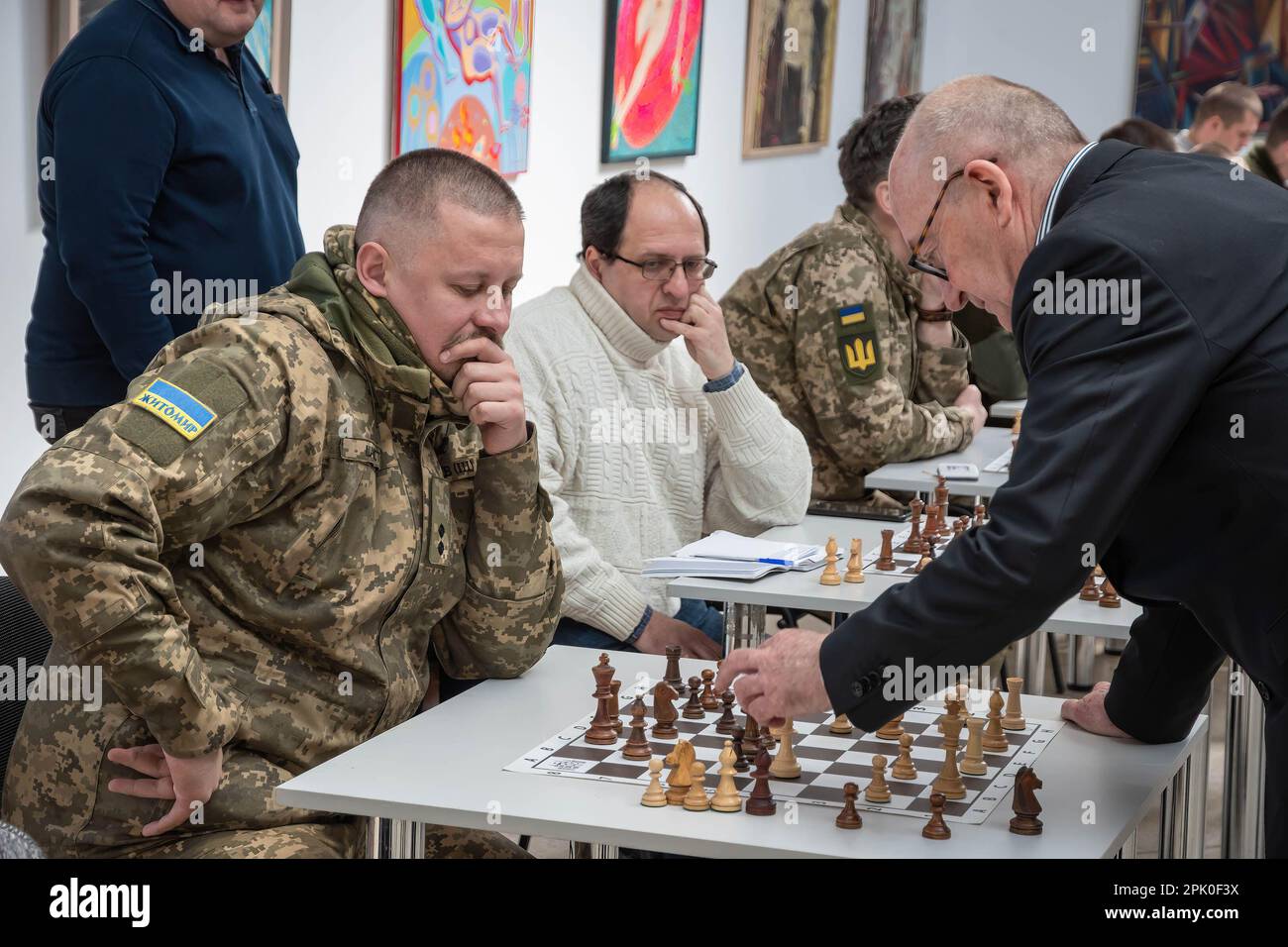 29. März 2023, Lemberg, Ukraine: Militärisches Schachspiel bei einer gleichzeitigen Schachsitzung mit internationalem Großmeister Adrian Mikhalchyshyn. Zivilisten, Militär und Kinder besuchten ein gleichzeitiges Schachspiel „FrühjahrsGegenoffensive“ unter Beteiligung der internationalen Großmeister Marta Litynska, Oleg Romanyshyn, Oleksandr Belyavskyi, Adrian Mikhalchyshyn zur Unterstützung der Streitkräfte der Ukraine im Lemberg-Palast der Künste in Lemberg, Ukraine. 68 Teilnehmer und 4 Großmeister nahmen gleichzeitig an dem Spiel Teil, um Gelder für die ukrainische Armee zu sammeln. (Kreditbild: © Olena Znak/S Stockfoto