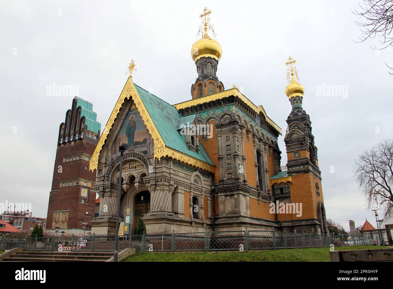 St. Mary Magdalene Chapel, historische russisch-orthodoxe Kirche in Mathildenhoehe, 1897-1899 erbaut, Hochzeitsturm im Hintergrund, Darmstadt, Deutschland Stockfoto