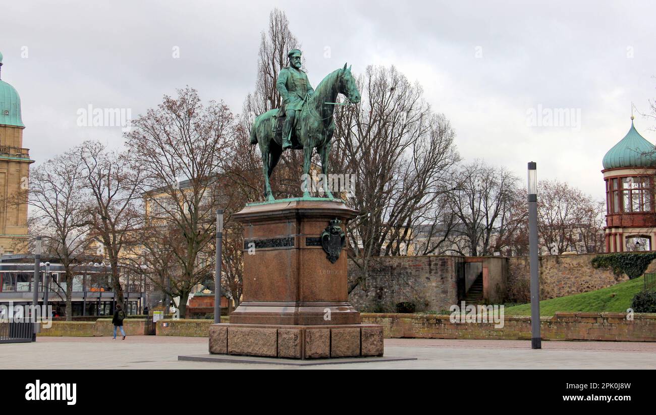 Reiterstatue von Ludwig IV., Großherzog von Hessen, auf dem Friedensplatz, Kunstwerk von Fritz Schaper, geschaffen 1898, Darmstadt, Deutschland Stockfoto