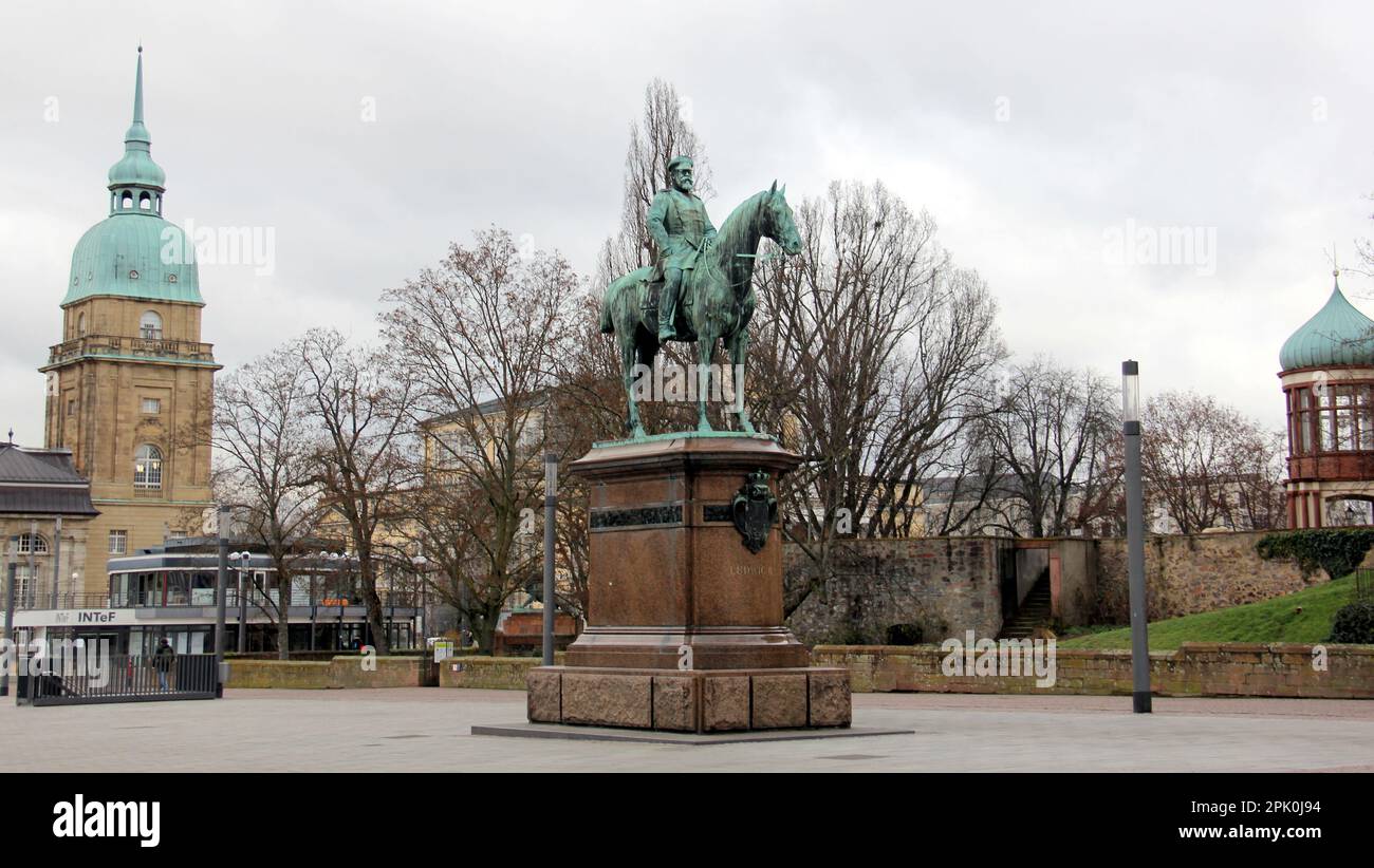 Reiterstatue von Ludwig IV., Großherzog von Hessen, auf dem Friedensplatz, Kunstwerk von Fritz Schaper, geschaffen 1898, Darmstadt, Deutschland Stockfoto