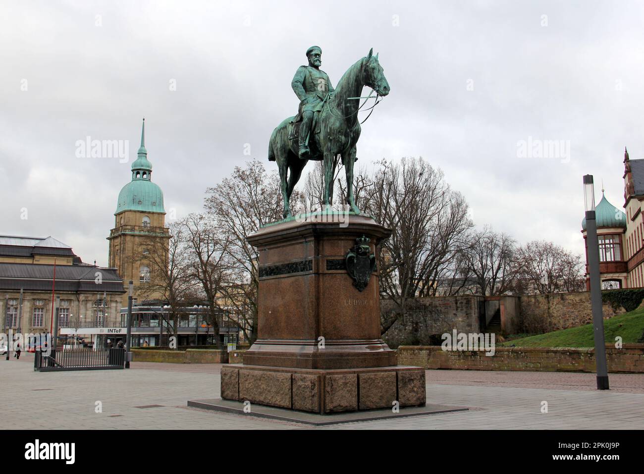 Reiterstatue von Ludwig IV., Großherzog von Hessen, auf dem Friedensplatz, Kunstwerk von Fritz Schaper, geschaffen 1898, Darmstadt, Deutschland Stockfoto